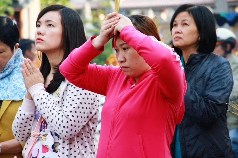 Dòng người thành kính đi lễ chùa đầu năm Bính Thân ảnh 5